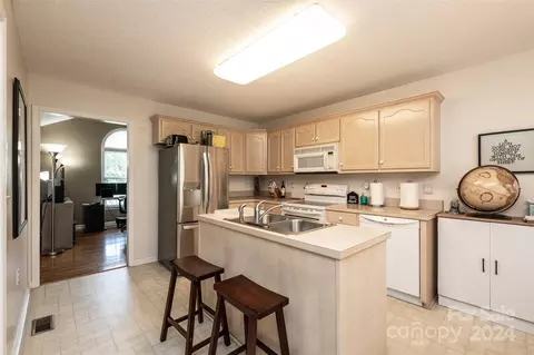 Kitchen - 3811 River Rd, Hickory, NC 28602 photo 2 of 6