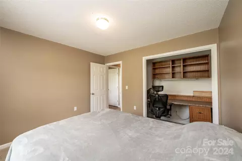 Bedroom - 3811 River Rd, Hickory, NC 28602 photo 8 of 8