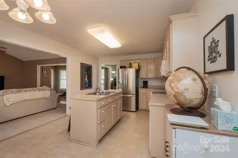Kitchen - 3811 River Rd, Hickory, NC 28602 photo 3 of 6