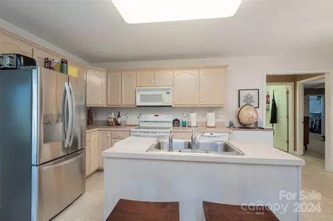 Kitchen - 3811 River Rd, Hickory, NC 28602 photo 4 of 6