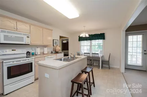Kitchen - 3811 River Rd, Hickory, NC 28602 photo 5 of 6