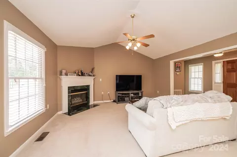 Living - 3811 River Rd, Hickory, NC 28602 photo 4 of 4