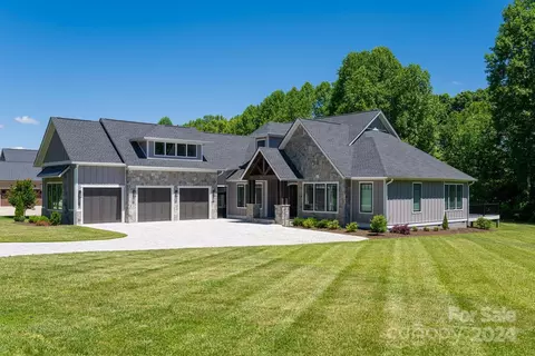 582 Skytop Farm Ln, Hendersonville, NC 28791
