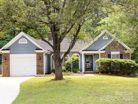 8709 Hornwood Ct, Charlotte, NC 28215