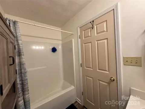 Bath - 4886 Sandstone Dr, Conover, NC 28613 photo 4 of 5