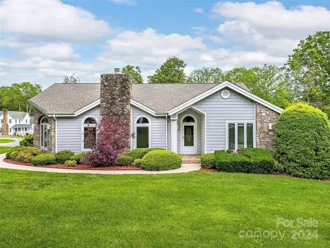 26 Windmeadow Dr, Waynesville, NC 28786