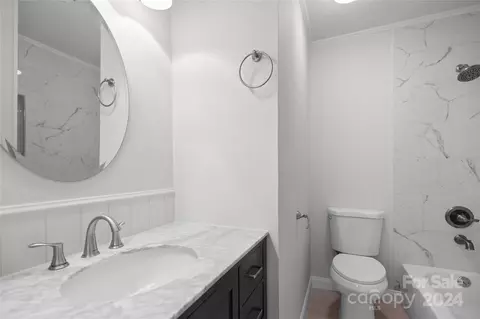 Bath - 944 Southwest Dr, Davidson, NC 28036 photo 2 of 3