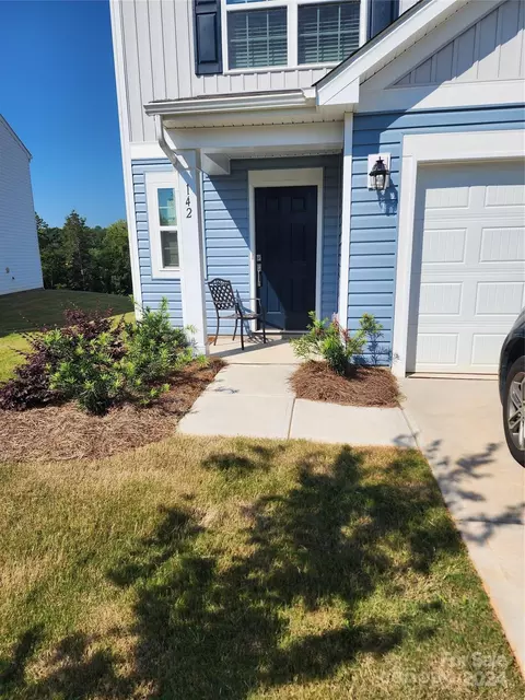 142 Brentwood Dr, Statesville, NC 28625