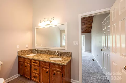 Bath - 4044 Pinecrest Dr, Hickory, NC 28601 photo 2 of 5
