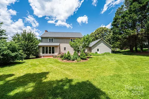 Exterior - 4044 Pinecrest Dr, Hickory, NC 28601 photo 7 of 7