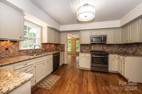 Kitchen - 4044 Pinecrest Dr, Hickory, NC 28601 photo 4 of 4
