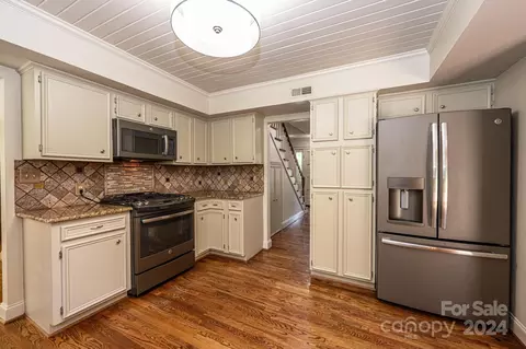 Kitchen - 4044 Pinecrest Dr, Hickory, NC 28601 photo 2 of 4