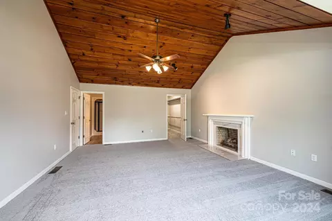 Living - 4044 Pinecrest Dr, Hickory, NC 28601 photo 7 of 8