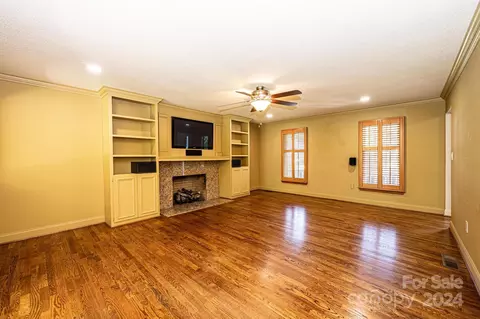 Living - 4044 Pinecrest Dr, Hickory, NC 28601 photo 2 of 8