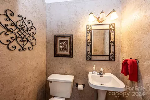 Bath - 4044 Pinecrest Dr, Hickory, NC 28601 photo 4 of 5