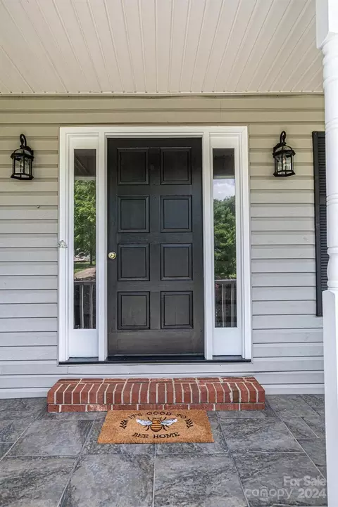 Exterior - 4044 Pinecrest Dr, Hickory, NC 28601 photo 3 of 7
