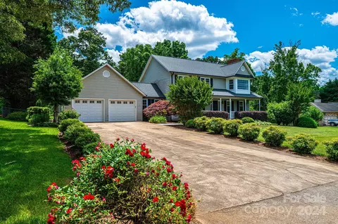 Exterior - 4044 Pinecrest Dr, Hickory, NC 28601 photo 2 of 7