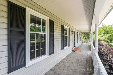 Exterior - 4044 Pinecrest Dr, Hickory, NC 28601 photo 4 of 7