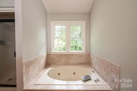 Bath - 4044 Pinecrest Dr, Hickory, NC 28601 photo 3 of 5