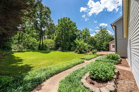 Exterior - 4044 Pinecrest Dr, Hickory, NC 28601 photo 6 of 7