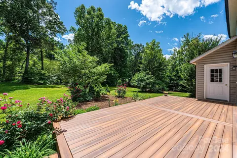 Exterior - 4044 Pinecrest Dr, Hickory, NC 28601 photo 5 of 7