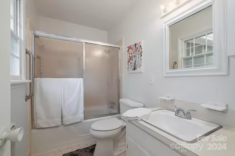 Bath - 4081 Section House Rd, Hickory, NC 28601 photo 1 of 4