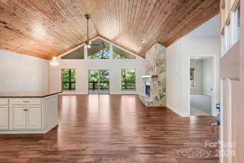 406 Longwood Dr, Franklin, NC 28734