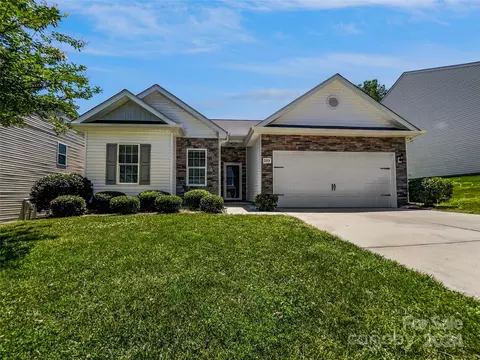 9207 Avery Meadows Dr, Charlotte, NC 28216