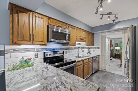 114 Live Oak Ln, Hendersonville, NC 28791