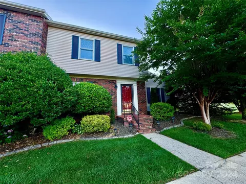 2705 N Center 68 St #68, Hickory, NC 28601