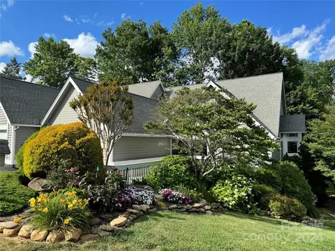 138 Overlook Dr, Flat Rock, NC 28731
