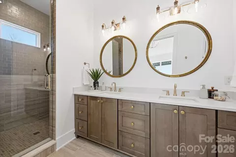 Bath - 610 Walnut St, Davidson, NC 28036 photo 2 of 5