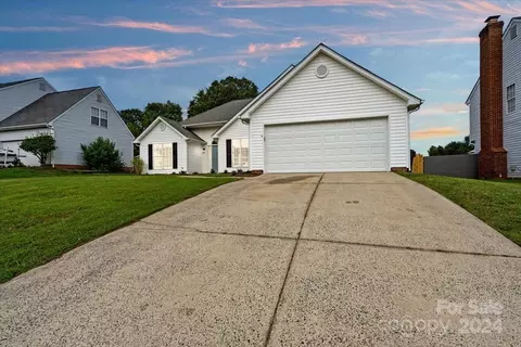 8324 Vermilion Dr, Charlotte, NC 28215