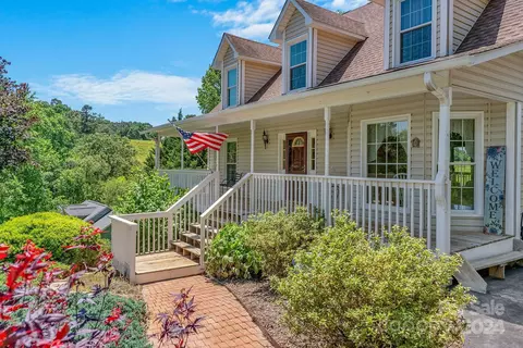 39 Golden Ln, Leicester, NC 28748