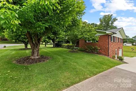 146 Glendale Dr, Waynesville, NC 28786