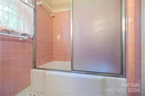 Bath - 701 Lancaster Ave, Monroe, NC 28112 photo 2 of 4