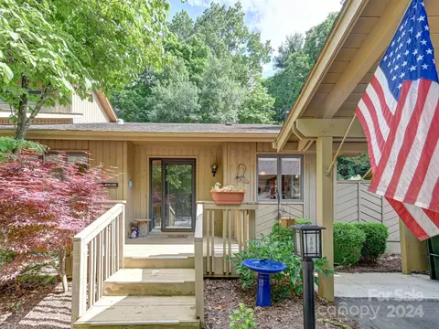 206 Laurel Oak Ln, Hendersonville, NC 28791