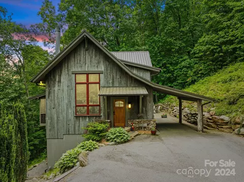 62 Chestnut Forest Rd, Fairview, NC 28730
