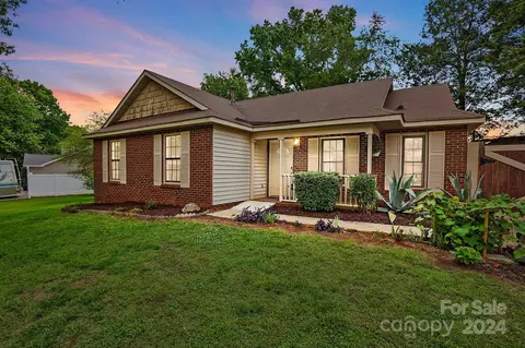 6015 Hunters Crossing Ln, Charlotte, NC 28215