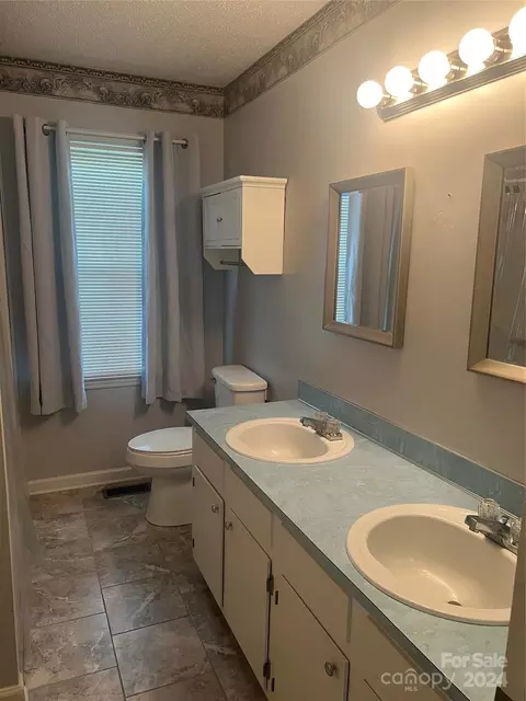 710 E 10th St, Newton, NC 28658 photo 7
