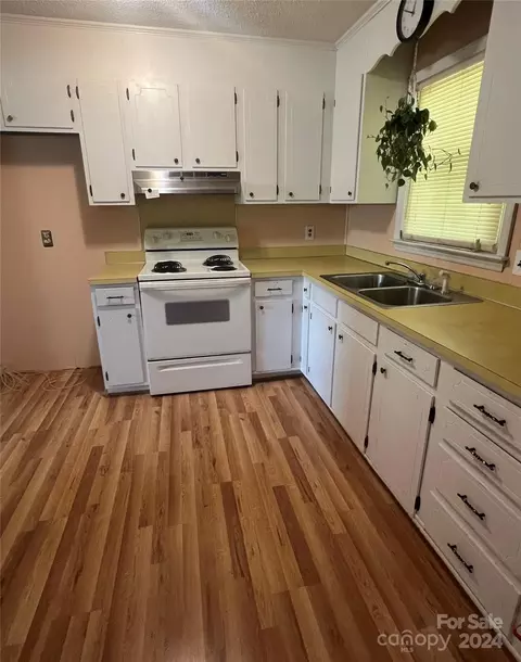 710 E 10th St, Newton, NC 28658 photo 5