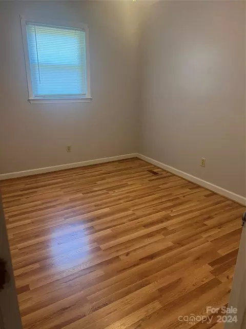 710 E 10th St, Newton, NC 28658 photo 8