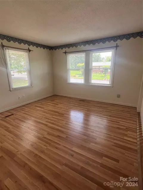 710 E 10th St, Newton, NC 28658 photo 3