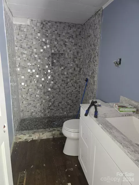 Bath - 4080 Piney Rd, Morganton, NC 28655 photo 1 of 2