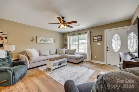 Living - 1489 Foxbrook Cir, Lancaster, SC 29720 photo 2 of 3