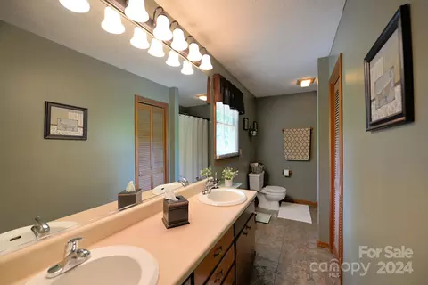 Bath - 491 Racking Cove Rd, Sylva, NC 28779 photo 2 of 2