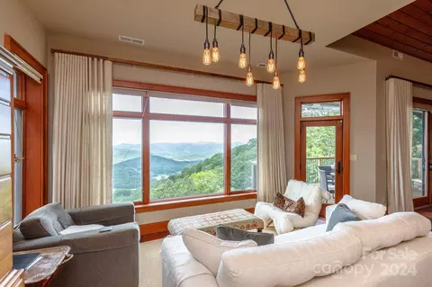3362 Mountain Air Dr, Burnsville, NC 28714
