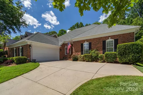 8210 Denholme Dr, Waxhaw, NC 28173