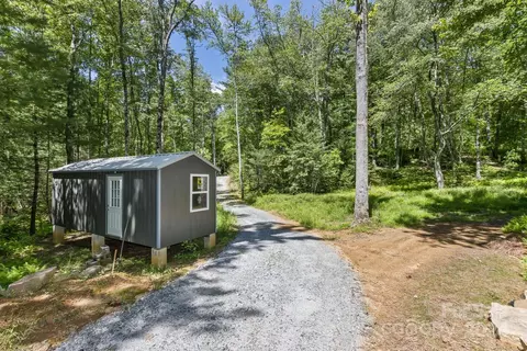 201 Sawyer Ln, Horse Shoe, NC 28742