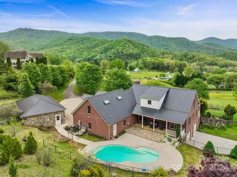 203 Bark Trl, Waynesville, NC 28786